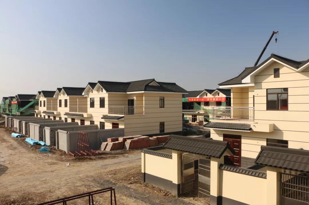砖混自建房面临淘汰 大部分人一提起农村建房子就想起红砖房,其实红砖房早已过时。红砖是一种以黏土、页岩、煤矸石、粉煤灰为原材料制作的砖,曾经在农村自建房中被广泛应用,但是由于红砖的生产污染环境,砖坯需(图4) 3-21010G53R1146.jpg