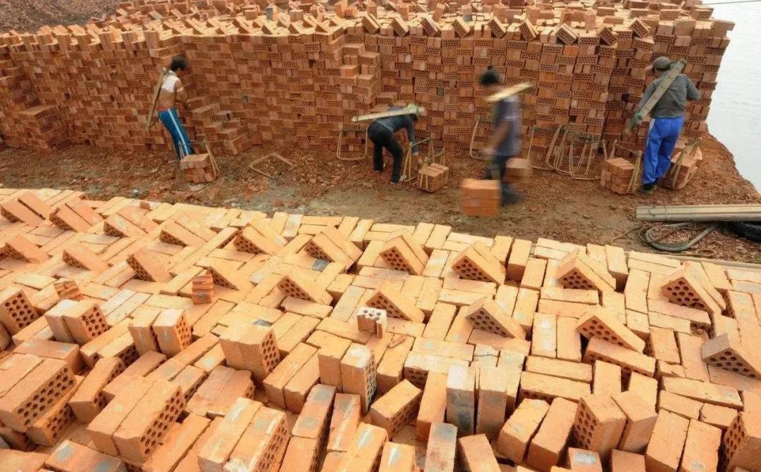 砖混自建房面临淘汰 大部分人一提起农村建房子就想起红砖房,其实红砖房早已过时。红砖是一种以黏土、页岩、煤矸石、粉煤灰为原材料制作的砖,曾经在农村自建房中被广泛应用,但是由于红砖的生产污染环境,砖坯需(图2) 3-21010G53JJR.jpg
